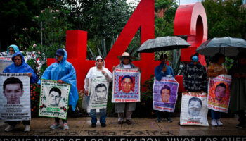 AMLO se compromete a hablar con “la verdad” a familiares de Ayotzinapa