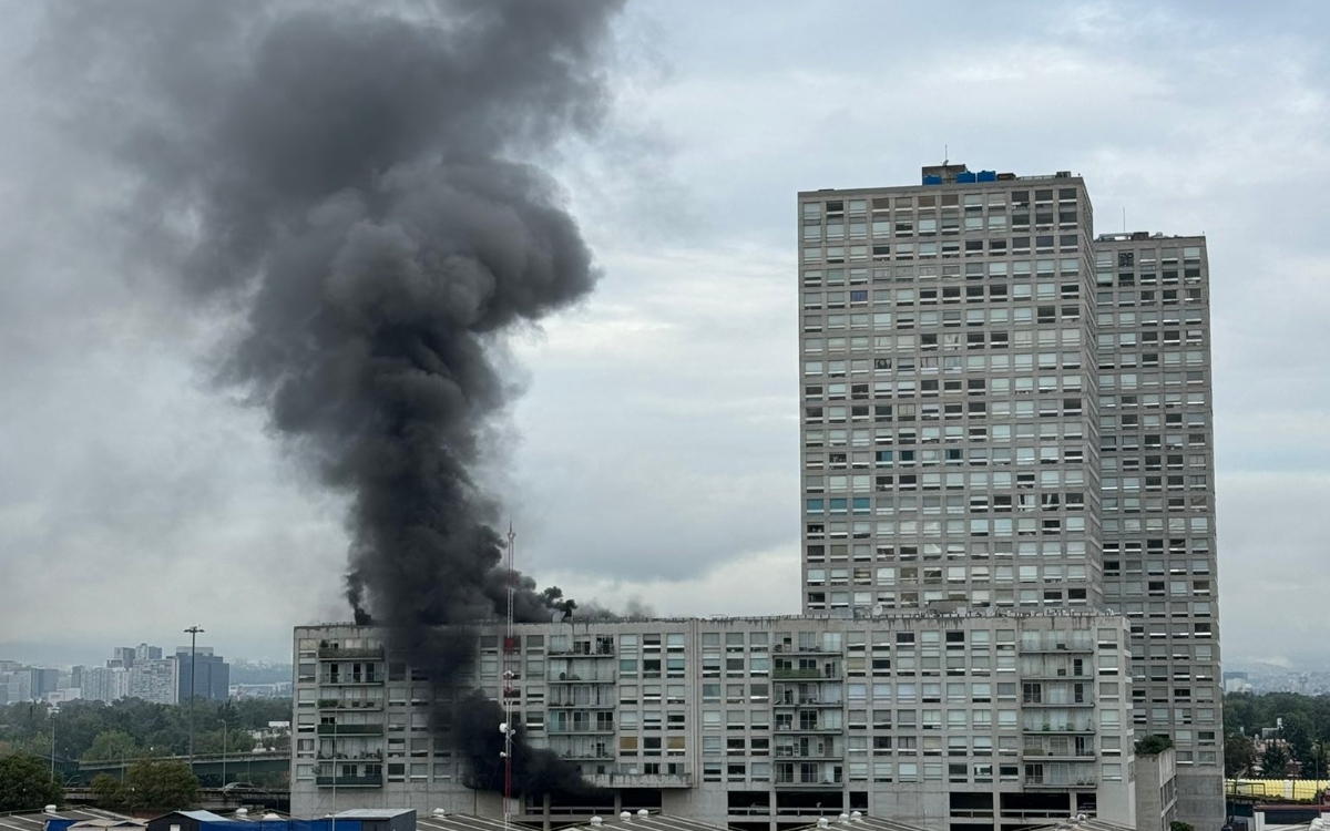 ​Corto provoca incendio en condominio Puerta Jardín de Azcapotzalco