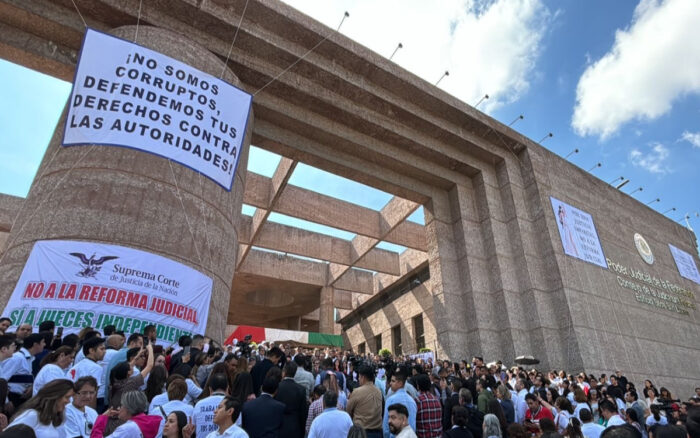 Jueces y magistrados federales protestan en el Palacio de Justicia por Reforma Judicial de AMLO