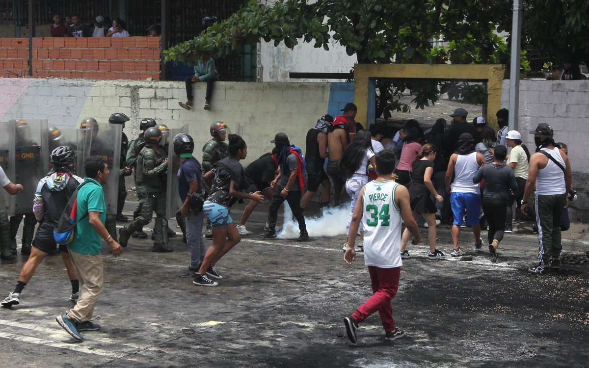Personas reclaman frente a integrantes de la Guardia Nacional Bolivariana (GNB) Foto: EFE/ Manuel Díaz