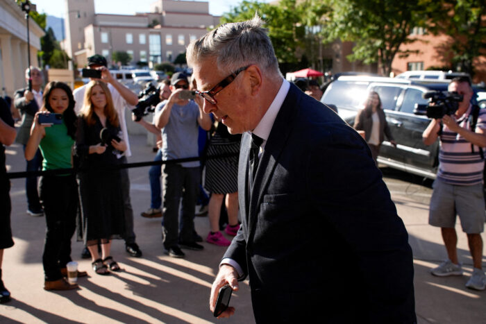 Los abogados de Alec Baldwin dijeron que la oficina del alguacil de Santa Fe tomó posesión de balas reales como prueba en el caso, pero no las incluyó en el expediente de investigación de "Rust" ni reveló su existencia a los abogados defensores.