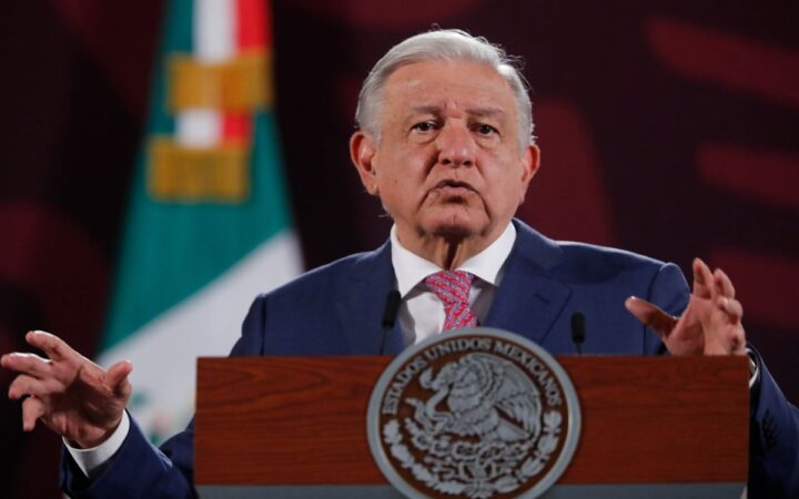 AMLO dice que el feminismo es 'válido' pero ‘elitista’ por no tomar en cuenta a todas las mujeres