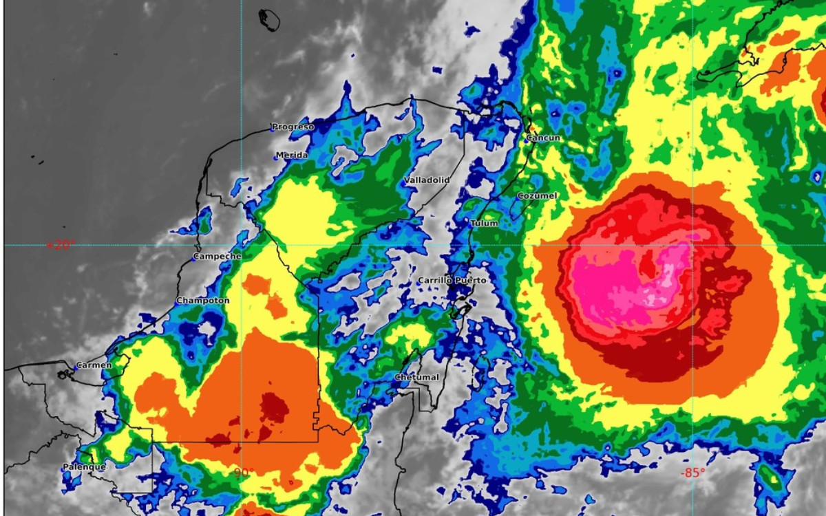 ​Beryl se fortalece antes de llegar a México; AMLO pide buscar refugio