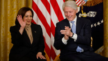 Los Clinton apoyan a Kamala Harris; Obama pide elegir a 'un candidato sobresaliente'