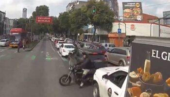 Difunden video del 'frenón' del Metrobús para no atropellar a un motociclista y que dejó 12 lesionados