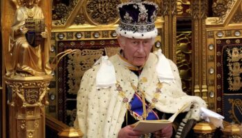 Carlos III anuncia la renacionalización del ferrocarril y un fondo de infraestructuras