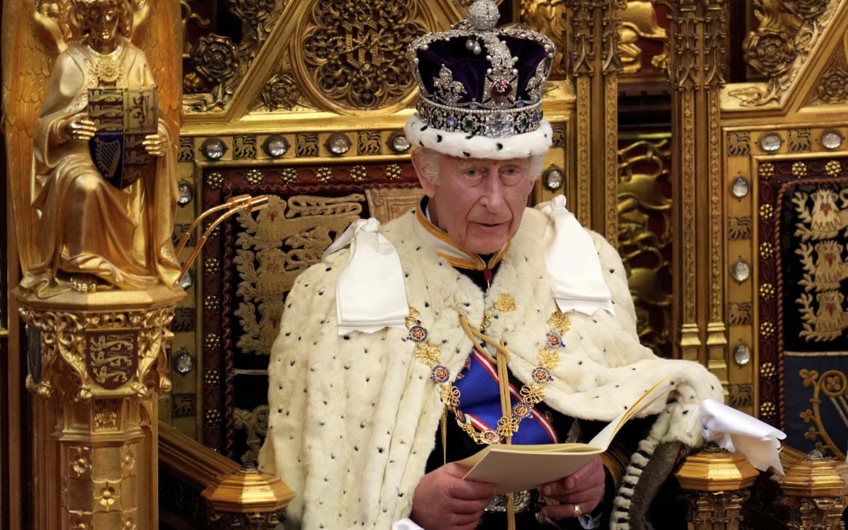 Charles III announces the renationalization of the railways and the creation of an infrastructure fund.