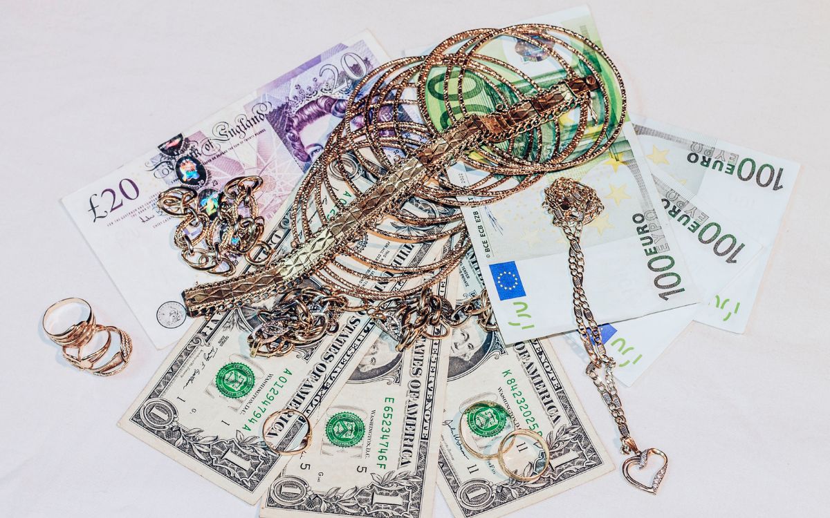 Mafiosi ‘treasure’ found in Naples: 9 million euros in cash and jewelry