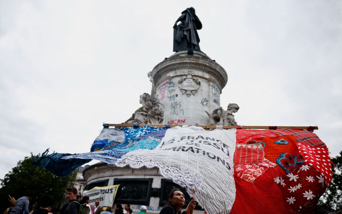 Left Alliance Leads French Elections Without Absolute Majority: First Assessments