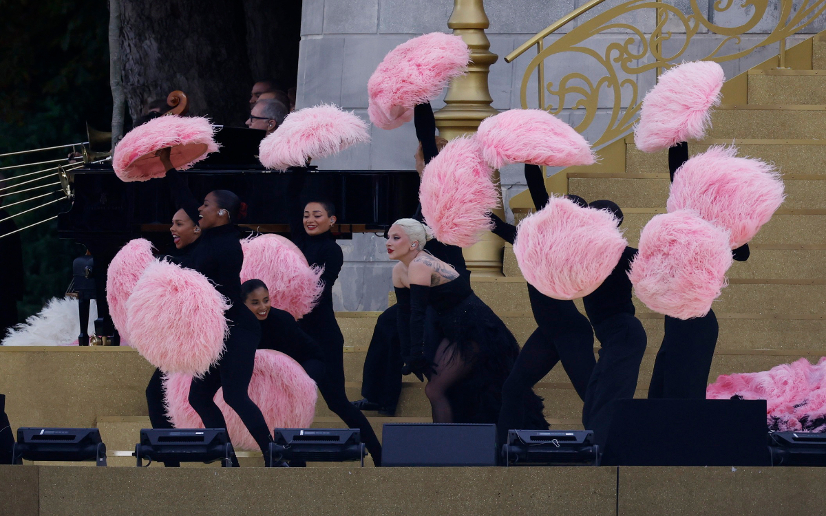 París 2024: Lady Gaga brilla con un número de cabaret junto al Sena ...