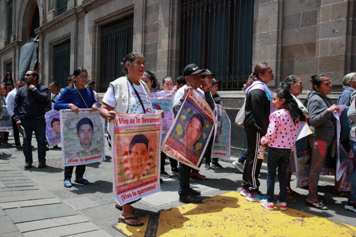 Familiares de los 43 estudiantes desaparecidos de Ayotzinapa hacen fila para asistir a una reunión con el presidente López Obrador en Palacio Nacional el 3 de julio de 2024. 