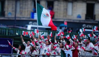 París 2024: Así viven atletas y aficionados mexicanos la inauguración de Juegos Olímpicos | Videos