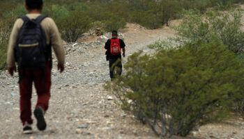 Migrantes arriesgan su vida para cruzar el desierto en la frontera con EU