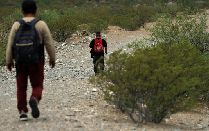 Migrantes arriesgan su vida para cruzar el desierto en la frontera con EU