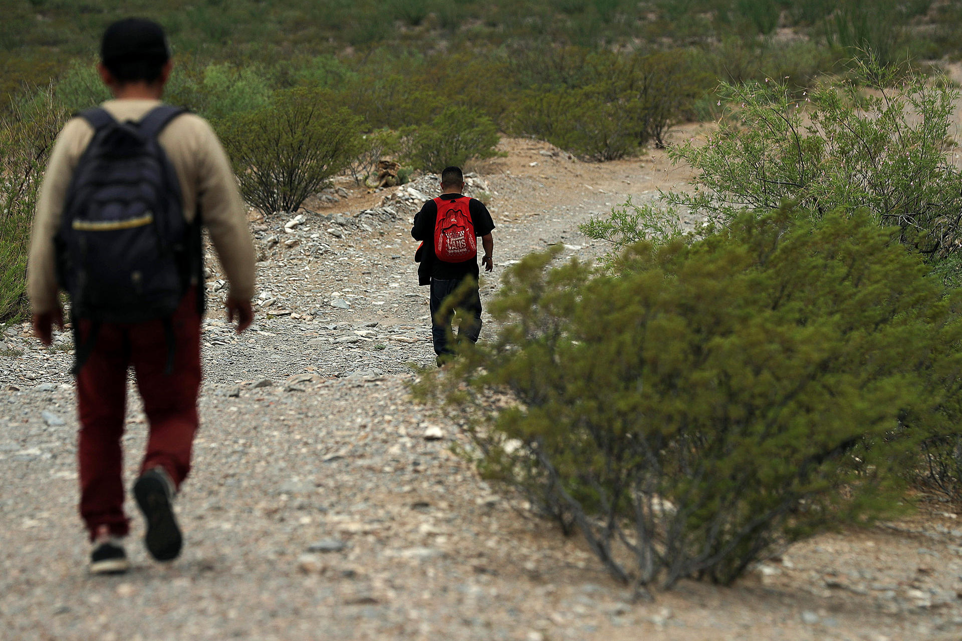 ​Migrantes arriesgan su vida para cruzar el desierto en la frontera con EU