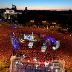 Miles de aficionados se concentran este lunes en Cibeles para celebrar con la selección española el título de campeones de la Eurocopa tras vencer ayer en la final a Inglaterra. EFE / Fernando Villar.