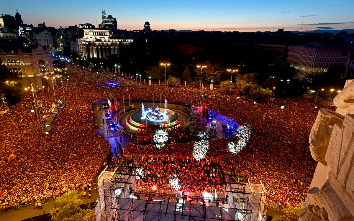 Thousands celebrate Spanish Euro in Madrid