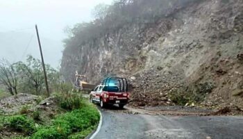 Lluvias causan derrumbes en dos carreteras de Oaxaca