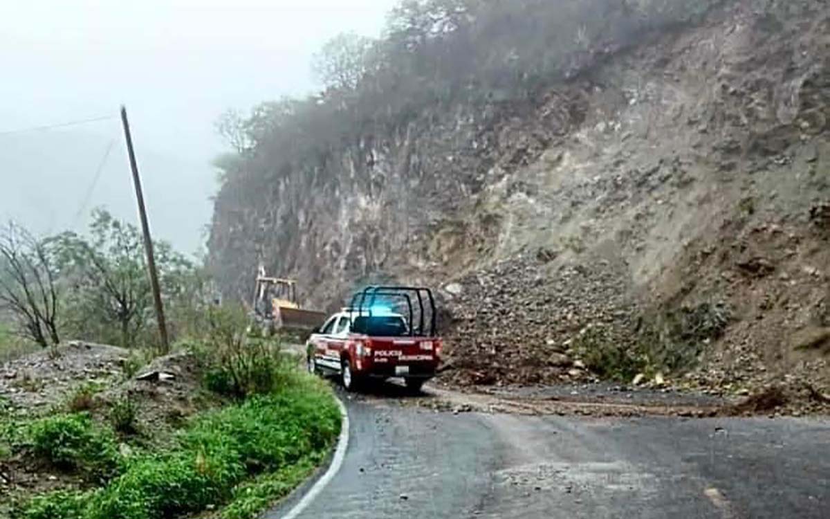 ​Lluvias causan derrumbes en dos carreteras de Oaxaca