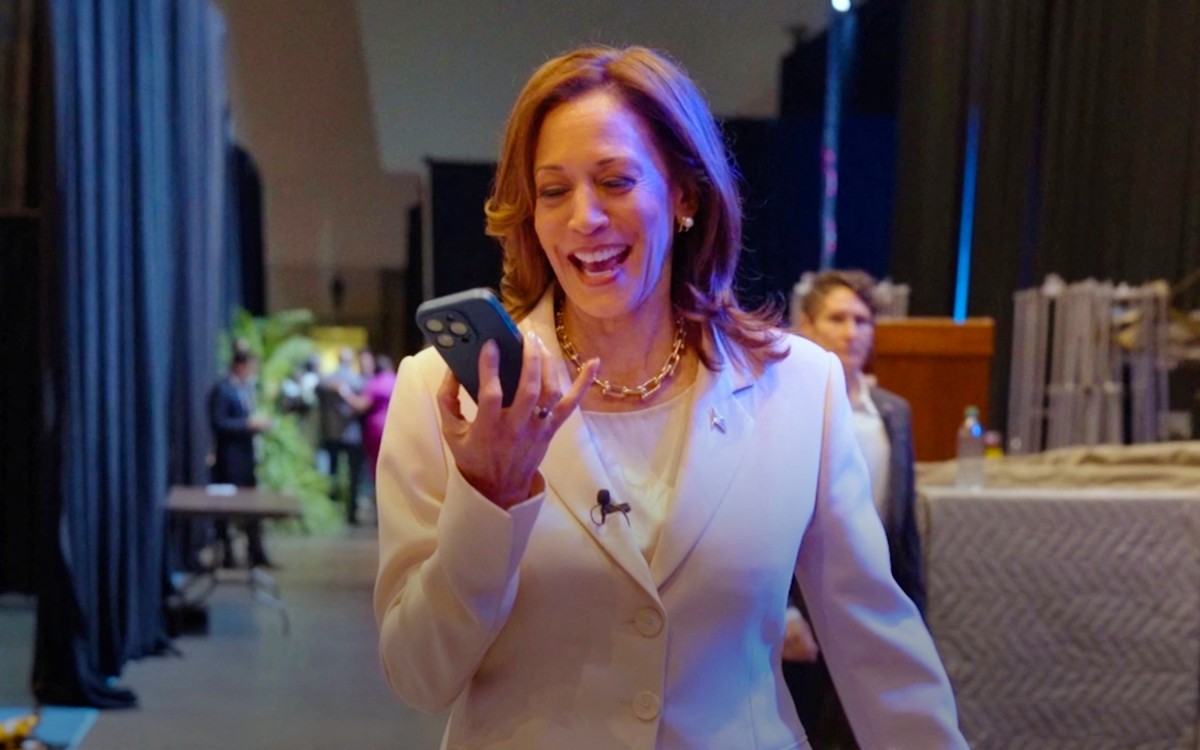 Barack and Michelle Obama Call Kamala Harris to Show Support | Video