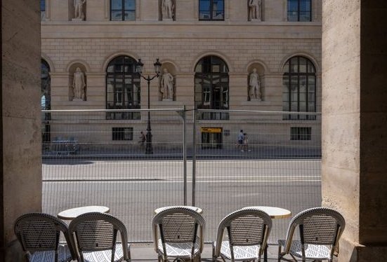 Parisian fences, closed shops Paris 2024
