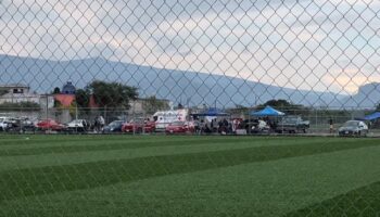 Rayo impacta cancha de futbol en Cuernavaca y deja 5 lesionados
