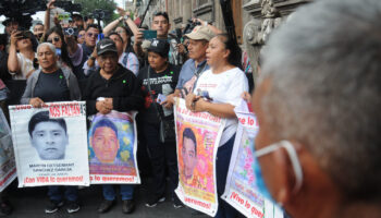 Decepciona a padres de Ayotzinapa defensa de AMLO al Ejército