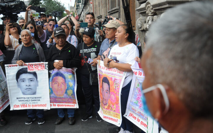 Decepciona a padres de Ayotzinapa defensa de AMLO al Ejército