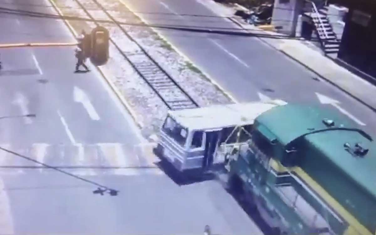 ​Microbús es embestido por intentar ganarle el paso al tren en Tlalnepantla; cuatro lesionados | Video