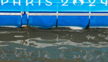 París 2024: Mala calidad del agua en el Sena demora el triatlón varonil