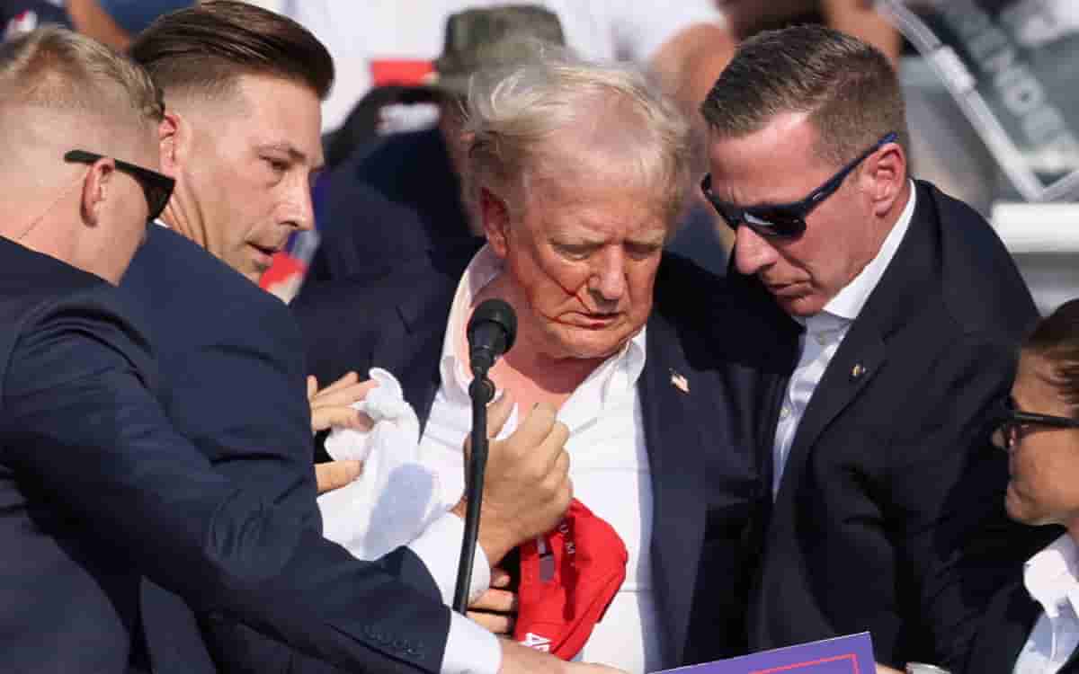 Trump: “There was a lot of blood, the bullet went through the right ear”