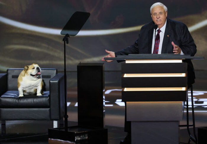 Babydog, es el animal de compañía del gobernador de Virginia Occidental, Jim Justice.