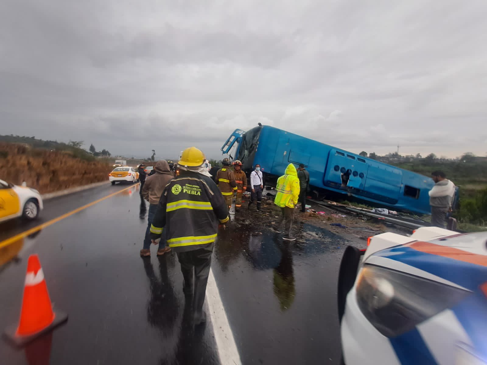 Video | Fuerte accidente en la Puebla-Atlixco; vuelca autobús con pasajeros