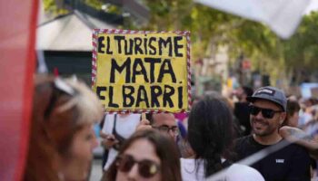 Videos | ¡Turistas, go home! Miles marchan contra el turismo en Barcelona