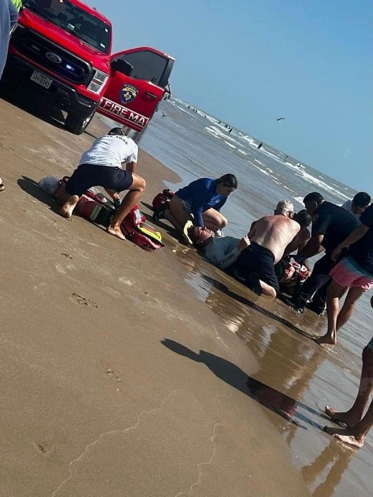 Video | Tiburón ataca a personas en Isla del Padre, Texas | Aristegui  Noticias