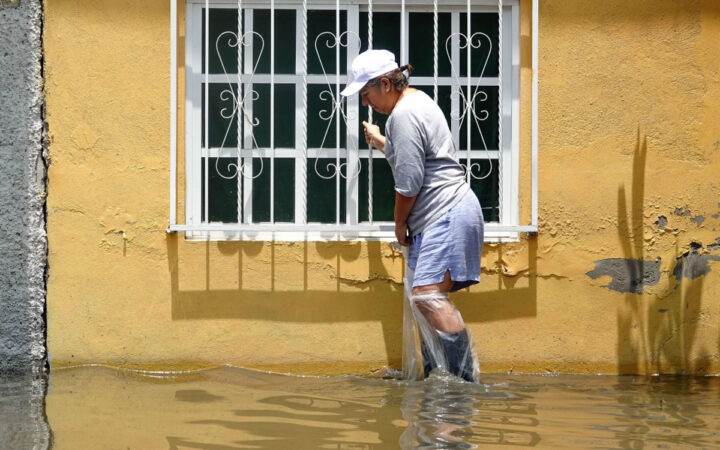 Habitantes de Chalco amagan con cerrar ruta del trolebús si autoridades no frenan inundaciones