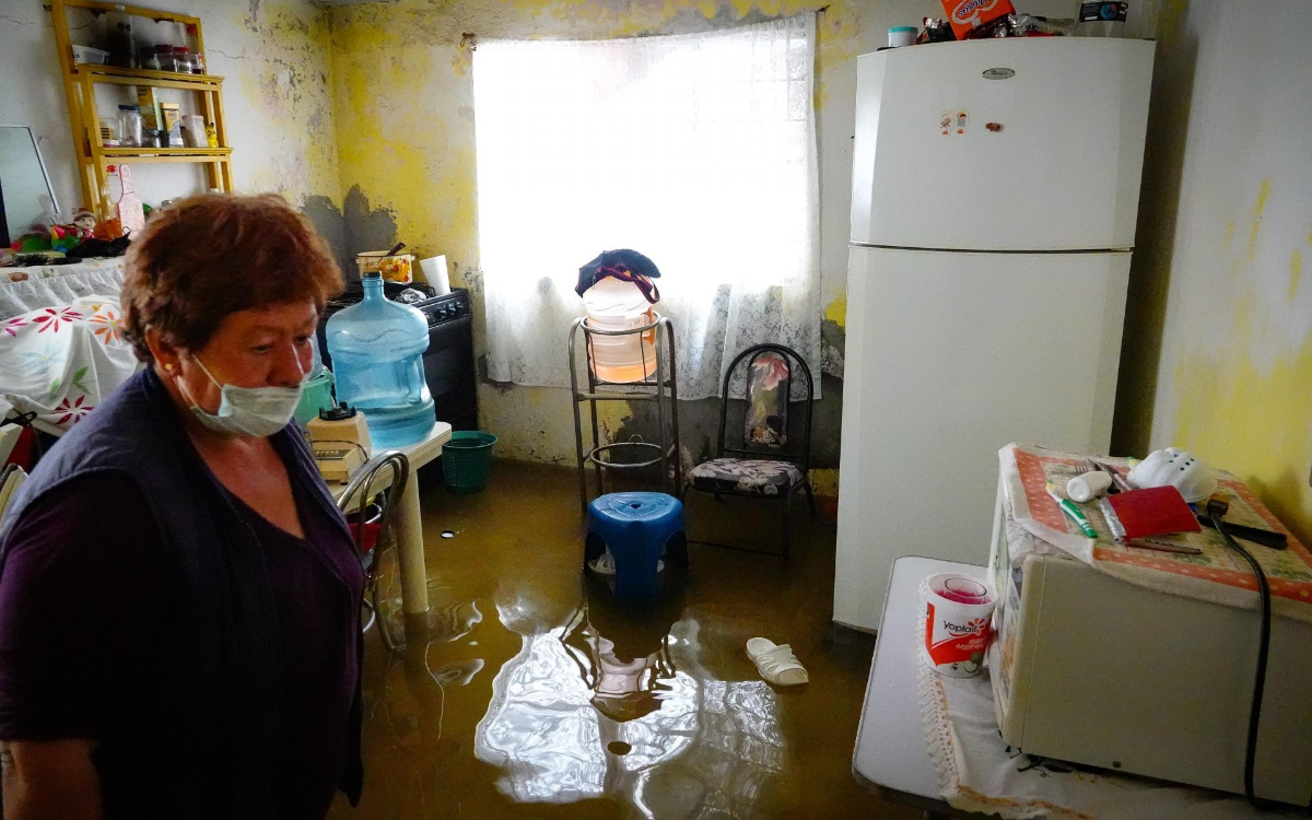 Habitantes de Chalco han perdido muebles y electrodomésticos por las aguas negras ( FOTO: ROGELIO MORALES /CUARTOSCURO.COM)