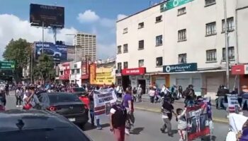 Colectivo 'Mujeres Unidas' bloquea Circuito Interior en ambos sentidos