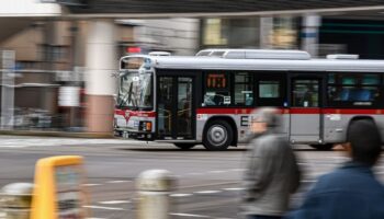 Olvidan a sus hijos en un autobús, lo siguen en taxi y los recuperan a los 40 minutos