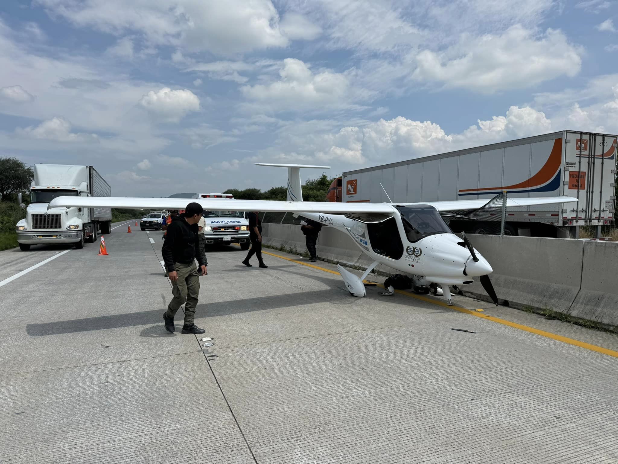 Piloto aterriza de emergencia avioneta sobre carretera en Tala, Jalisco Piloto aterriza de emergencia avioneta sobre carretera en Tala, Jalisco