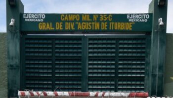 Dos padres de los 43 desaparecidos estudiantes de Ayotzinapa ingresan al 27 Batallón de Iguala