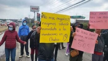 Bloquean carretera México - Cuautla; exigen apoyos tras inundaciones en Chalco