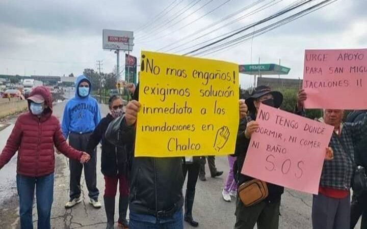 Bloquean carretera México - Cuautla; exigen apoyos tras inundaciones en Chalco