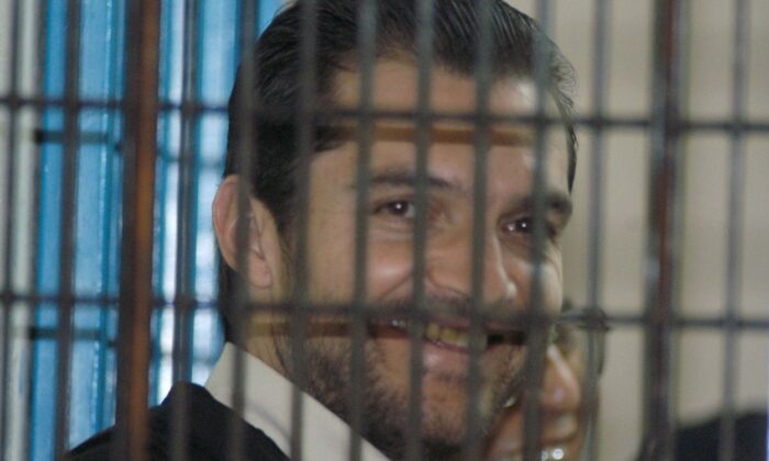 El empresario argentino, Carlos Ahumada, sonrie durante su presencia en el juzgado 11 del reclusorio norte. Ahumada Kurtz, es acusado de cometer fraude en contra la delegación Gustavo A Madero. Junio 2004.