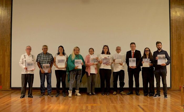  Comisionados del Mecanismo de Esclarecimiento Histórico (MEH), acompañados de sobrevivientes de la ‘Guerra sucia' y sus familiares, participan en una rueda de prensa este viernes en el Centro Cultural Tlatelolco, en Ciudad de México (México). El Mecanismo de Esclarecimiento Histórico (MEH) presentó este viernes el informe ‘Fue el Estado: 1965-1990’ sobre la represión del Gobierno mexicano durante dicho periodo de la ‘Guerra sucia', y denunció que las Fuerzas Armadas y de seguridad continúan ocultando información crucial, con el respaldo del presidente, Andrés Manuel López Obrador. 