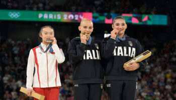París 2024: Alice D'Amato gana el oro en la viga de equilibrio; Biles se cae y queda fuera del podio | Video