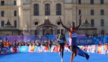 París 2024: Impone Sifan Hassan récord olímpico en maratón femenil