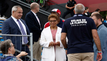 París 2024: Honrada Karen Bass, alcaldesa de Los Ángeles, de recibir la bandera olímpica | Video