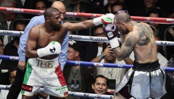 Entre abucheos, Mayweather vence a Gotti III en una polémica pelea en CDMX