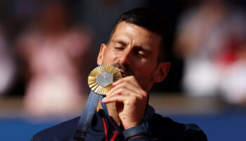 París 2024: Novak Djokovic se da un baño de oro olímpico | Video